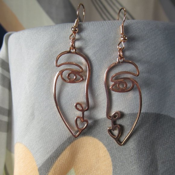 Rose Gold Dreaming Face Kiss Earrings - Picture 5 of 7